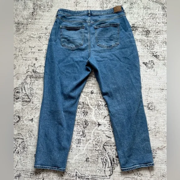 American Eagle Light Wash Mom Jeans - Picture 6 of 6